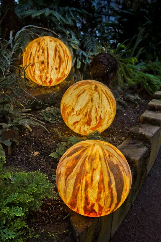 sandy|gartenlampe-leuchte-epstein-rund-Sahara-Kugel-40-beleuchtet-1.jpg